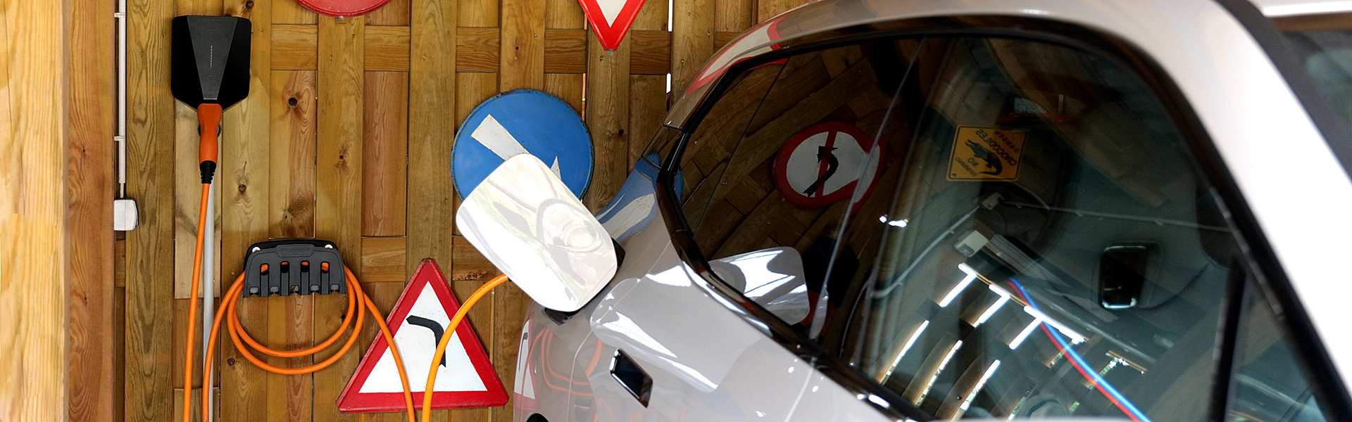 Eine private Wallbox in einem Carport in Schenefeld, installiert von Christensen.